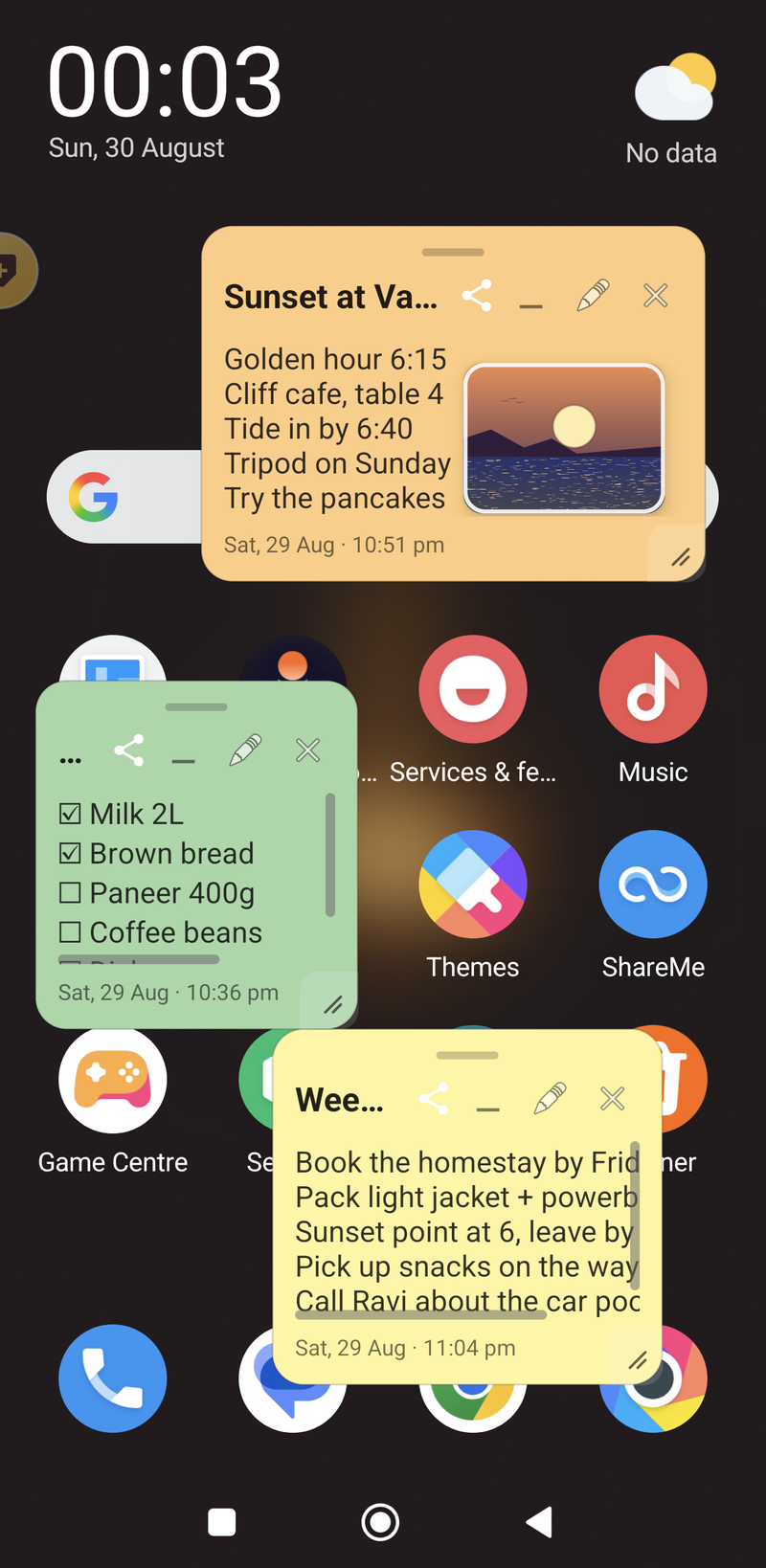 Three floating notes of different colours and sizes spread over the home screen